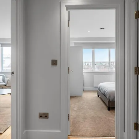 Modern 1 Bedroom Apartment In Central Eastleigh Exterior photo