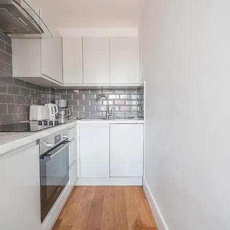 Modern 1 Bedroom Apartment In Central Eastleigh Exterior photo