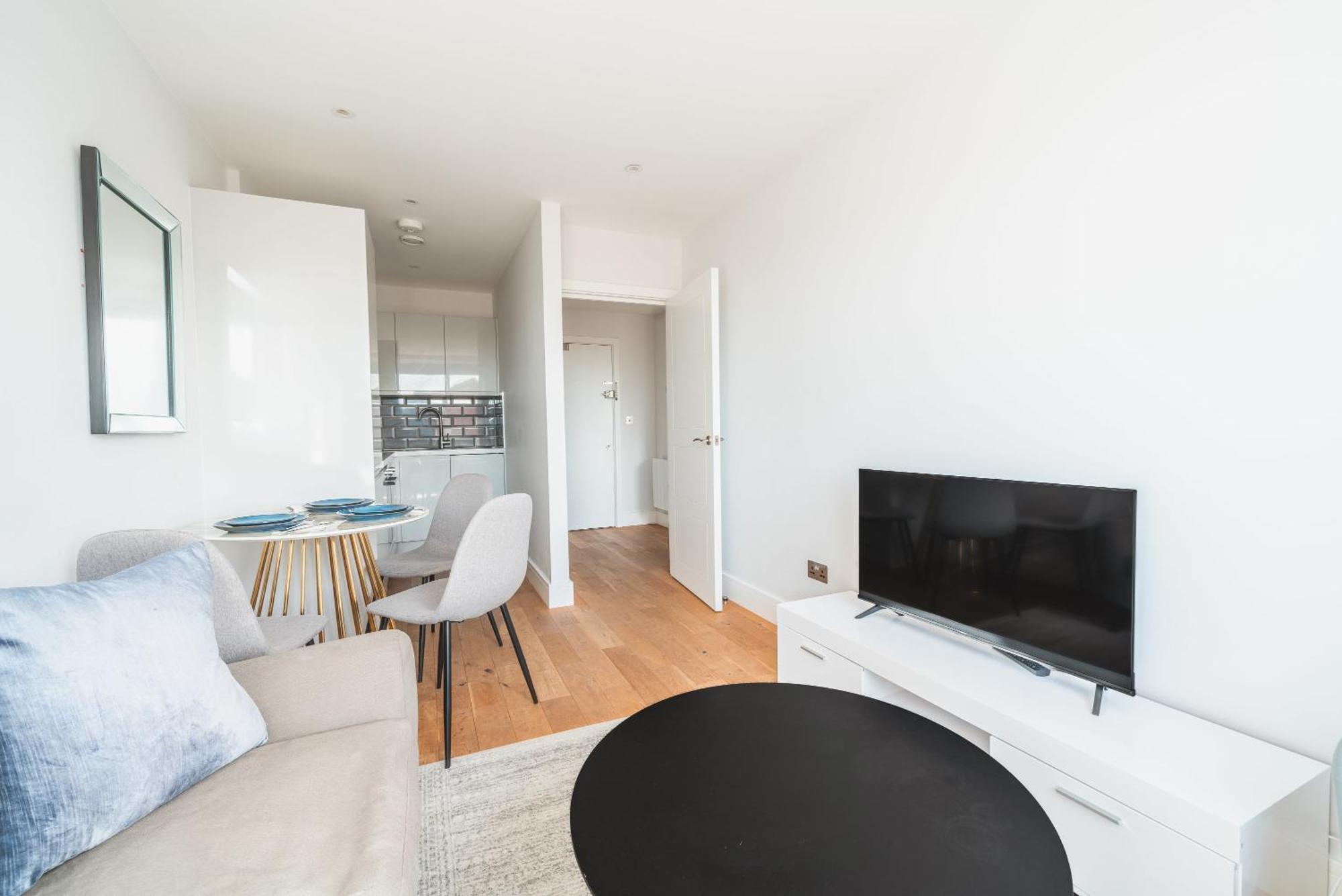 Modern 1 Bedroom In Apartment *